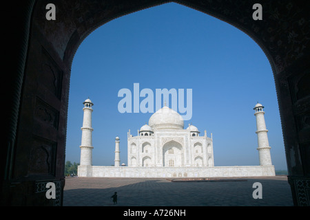 Taj Mahal-Mausoleum gesehen durch Torbogen im frühen Morgenlicht Agra Uttar Pradesh Indien Asien Stockfoto