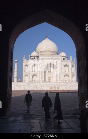 Taj Mahal-Mausoleum gesehen durch Torbogen im frühen Morgenlicht Agra Uttar Pradesh Indien Asien Stockfoto