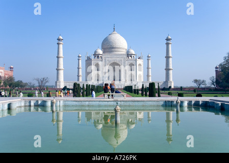 "Taj Mahal" Mausoleum im frühen Morgenlicht mit Spiegelbild im Wasserbecken Agra Uttar Pradesh Indien Asien Stockfoto