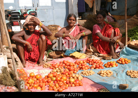 Frauen verkaufen Tomaten auf einem Wochenmarkt in Orissa, Indien Stockfoto