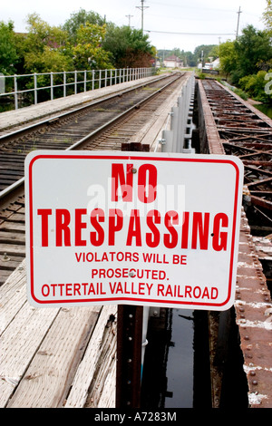 Kein Hausfriedensbruch Zeichen auf Eisenbahnbrücke.  Fergus Falls Minnesota USA Stockfoto