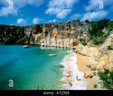 Kleine Bucht und Klippen im westindischen Inseln Anguilla Vereinigtes Königreich Stockfoto