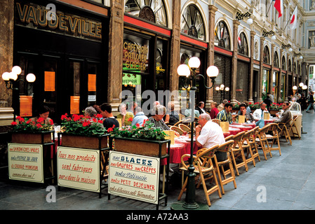 Straßencafé in Galerien St Hubert erste Glas bedeckt Einkaufspassage in Europa Brüssel Belgien Stockfoto