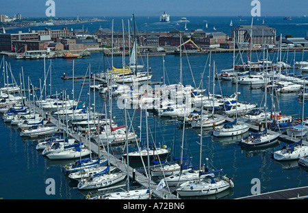 Gosport Marina, mit vielen Boote vertäut, Portsmouth und den Solent jenseits Stockfoto