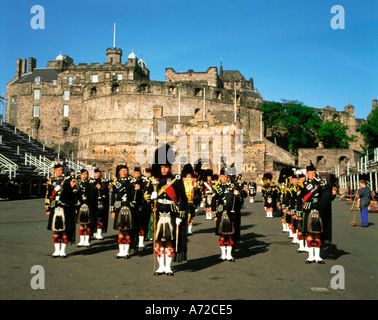 Schottischer Dudelsackspieler bläst Dudelsack Edinburgh Castle Edinburgh Schottland Vereinigtes Königreich Großbritannien Stockfoto