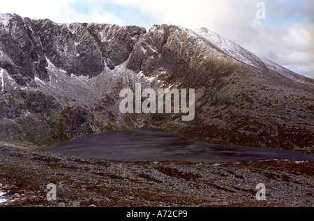 Lochnagar Bergsee, kleines loch am Fuße des östlichen Grats. In Balmoral Estate, Royal Deeside, Schottland, Großbritannien Stockfoto