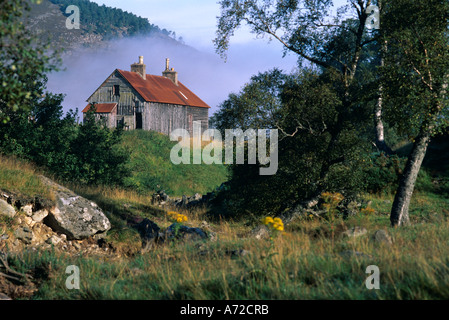 Traditionelles schottisches Holzgebäude in roher Form, mit Lärchendeckenboarding und Blechdach in Braemar, Cairngorms National Park Scotland, Großbritannien Stockfoto