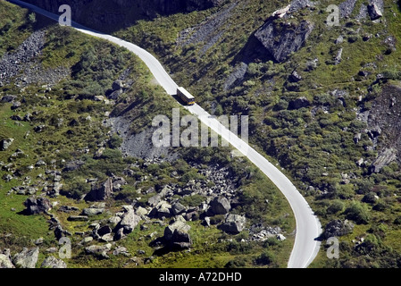 Bergstraße in den Alpen Stockfoto