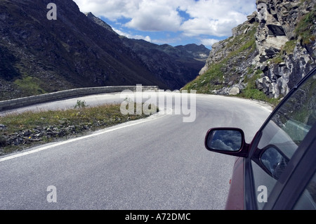 Bergstraße in den Alpen Stockfoto