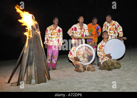 afrikanische Musiker Percussion an einem Strand in der Nacht Stockfoto