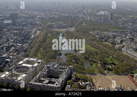 Antenne hohe schrägansicht der westlich von HM Treasury Auswärtige Amt St James's Park und der Buckingham Palast Richtung Hyde Park London SW1 W1 W2 W8 England 2005 Stockfoto