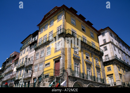 EU, Portugal, Porto (Oporto). Hotel Pestana Porto Cariton; restaurierte Flussufer Gebäude im Stadtteil Ribeira. Stockfoto