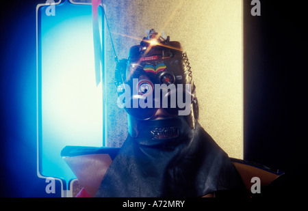 Junge in einem hausgemachten Raum Mann Kostüm verkleidet Stockfoto