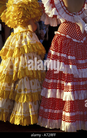 Spanien, Andalusien, Sevilla gelb und rot Flamenco-Kleider bei jährlichen Feria de Abril (April Fair) Stockfoto