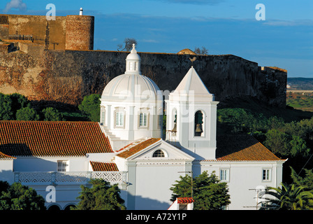 Blick auf Schloss und Mutter Kirche Igreja Nossa Senhora Dos Martires, Castro Marim, Algarve, Portugal Stockfoto