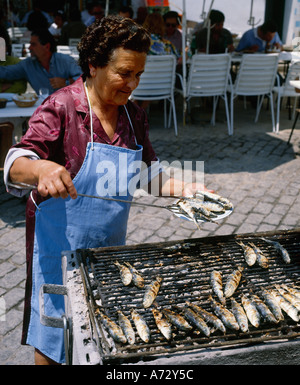 Frau Grillen Sardinen Portimao Algarve Portugal Stockfoto