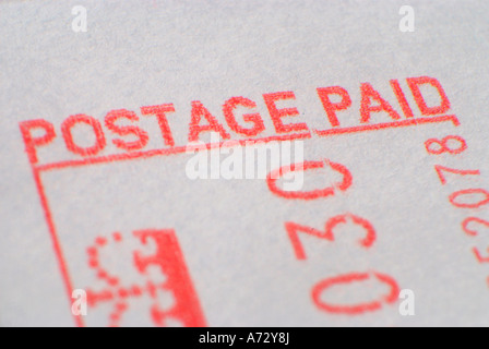 Porto bezahlt Frank oder Briefmarke auf einen Umschlag mit dem Symbol einer Krone des Postdienstes Stockfoto