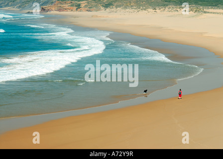 Frau mit Hund am Strand Praia da Bordeira, Carrapateira, Costa Vicentina, Algarve, Portugal Stockfoto