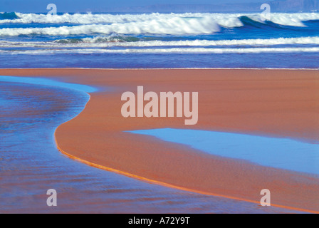 Sand, Lagune und Wellen an den Strand Praia da Bordeira, Carrapateira, Costa Vicentina, Algarve, Portugal Stockfoto