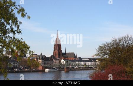 Ein Blick auf die Frankfurter Dom Kathedrale in Frankfurt am Main, Blick über den Main in Richtung Eisener Steg Brücke Stockfoto