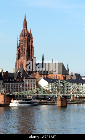 Ein Blick auf die Frankfurter Dom Kathedrale in Frankfurt am Main, Blick über den Main in Richtung Eisener Steg Brücke Stockfoto