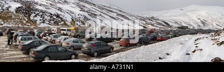 Skikars, die im Scottish Glenshee Summit Ski Center geparkt sind  Parkplatz Spittal of Glen Shee, Braemar, Cairngorms National Park, Aberdeenshire, UK Stockfoto