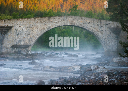 Invercauld Bridge, auch Bridge of Dee genannt, überquert den River Dee bei Invercauld, zwischen Crathie (Balmoral) und Braemar an der A 93. Stockfoto