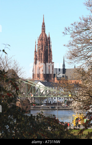 Ein Blick auf die Frankfurter Dom Kathedrale in Frankfurt am Main, Blick über den Main in Richtung Eisener Steg Brücke Stockfoto