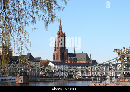 Ein Blick auf die Frankfurter Dom Kathedrale in Frankfurt am Main, Blick über den Main in Richtung Eisener Steg Brücke Stockfoto