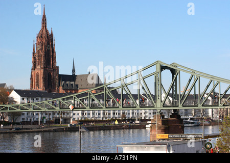 Ein Blick auf die Frankfurter Dom Kathedrale in Frankfurt am Main, Blick über den Main in Richtung Eisener Steg Brücke Stockfoto