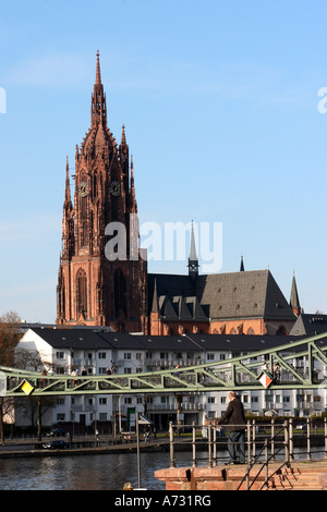 Ein Blick auf die Frankfurter Dom Kathedrale in Frankfurt am Main, Blick über den Main in Richtung Eisener Steg Brücke Stockfoto