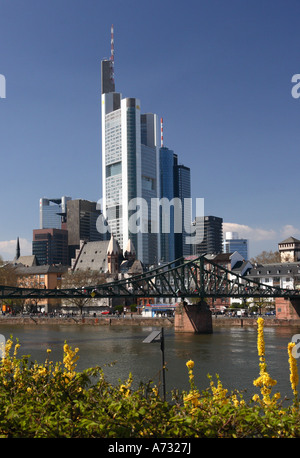 Die Frankfurter Skyline, Hochhäuser des Bankenviertels und Eisener Steg Brücke über den Main Stockfoto