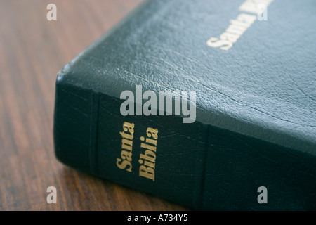 Spanische Bibel auf Tisch Stockfoto