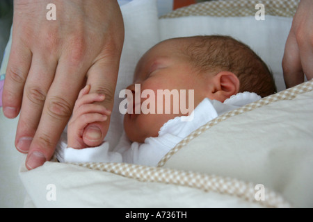 Ein neugeborenes Baby junge an Vaters hand Stockfoto