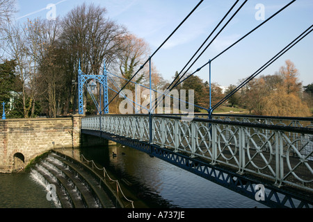 Die Mühle-Hängebrücke und Wehr in Royal Leamington Spa, Warwickshire, England Stockfoto