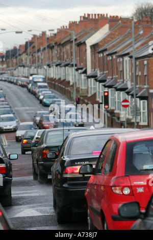 Autos, die Schlange für die Ampeln im Sparkhill, Birmingham Stockfoto