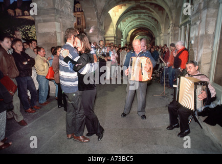 Festivals in Frankreich, PARIS, öffentliche Veranstaltungen „Fete de la Musique“ traditionelles Akkordeonmusik Dancing Street Festival im Marais Stockfoto