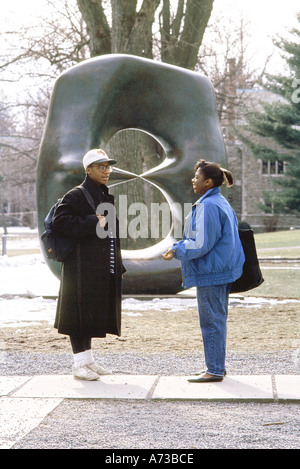 PRINCETON NJ, USA, zwei Leute, Studenten auf dem Campus der Princeton University, American 'Ivy League' Education Black Ethnicity, die sich im Freien unterhalten, Stockfoto