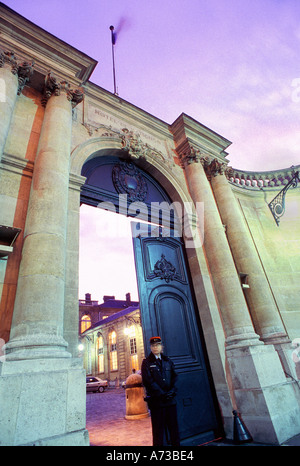 PARIS Frankreich, Nationaldenkmäler „Premierminister“ Residenz „Ho-tel de Matignon“ Vordertür in der Abenddämmerung Stockfoto