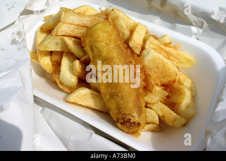 Zerschlagene Wurst und Pommes frites Stockfoto