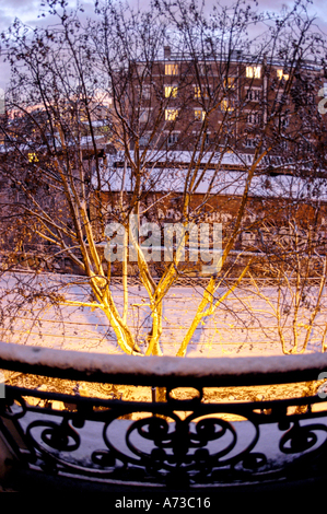 Paris Frankreich, Blick vom Fenster „beleuchtet“ bei Nacht „verlassene Eisenbahnstrecken“ traditionelle Architektur Schnee Winter, Blick aus der Stadt Stockfoto