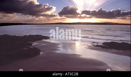 Ein stürmischer Abend kurz vor Sonnenuntergang bei Godrevy Point und Gwithian Sand in der Nähe von Hayle Cornwall England Großbritannien Stockfoto