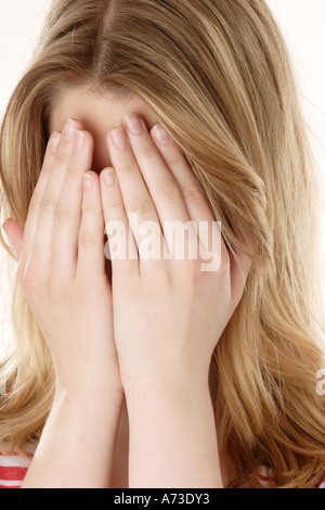 Blonde Frau, die Hände vor ihr Gesicht Stockfoto