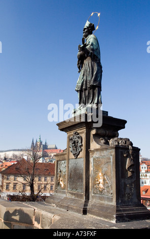 Eine skulpturale Messing Relief der Königin von Böhmen gesteht St. Johannes von Nepomuk.  Messing durchscheint wo Menschen für Glück berühren Stockfoto