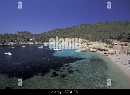 Europa, Spanien, Balearen, Ibiza, Cala Salada. Türkisfarbenes Wasser und Strand Stockfoto