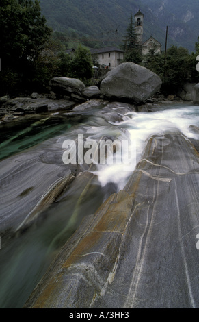 EU, Schweiz, Tessin, Dorf in Lavertezzo, River Rock Intrusionen Stockfoto