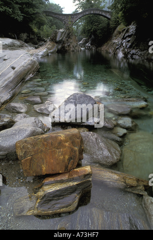 EU, Schweiz, Tessin, Dorf in Lavertezzo, River Rock Intrusionen Stockfoto