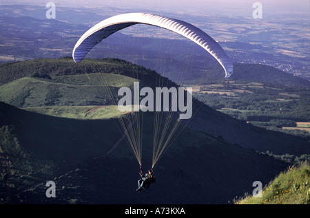 Europa Frankreich Auvergne Parafly über Volcanoes Nationalpark und die Kette der Durchreise Stockfoto