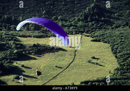 Europa Frankreich Auvergne Parafly über Volcanoes Nationalpark und die Kette der Durchreise Stockfoto