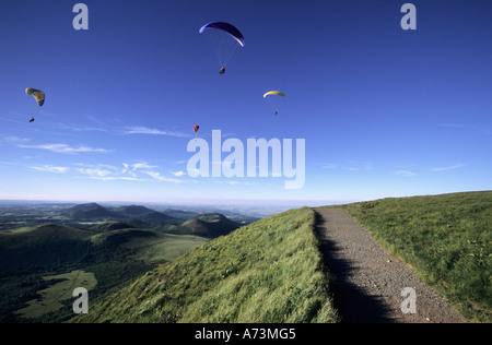 Europa Frankreich Auvergne Parafly über Volcanoes Nationalpark und die Kette der Durchreise Stockfoto